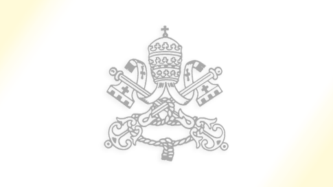 Das gelochte Metallkreuz und das Logo des Synodalen Weges auf der dritten Synodalversammlung am 3. ...